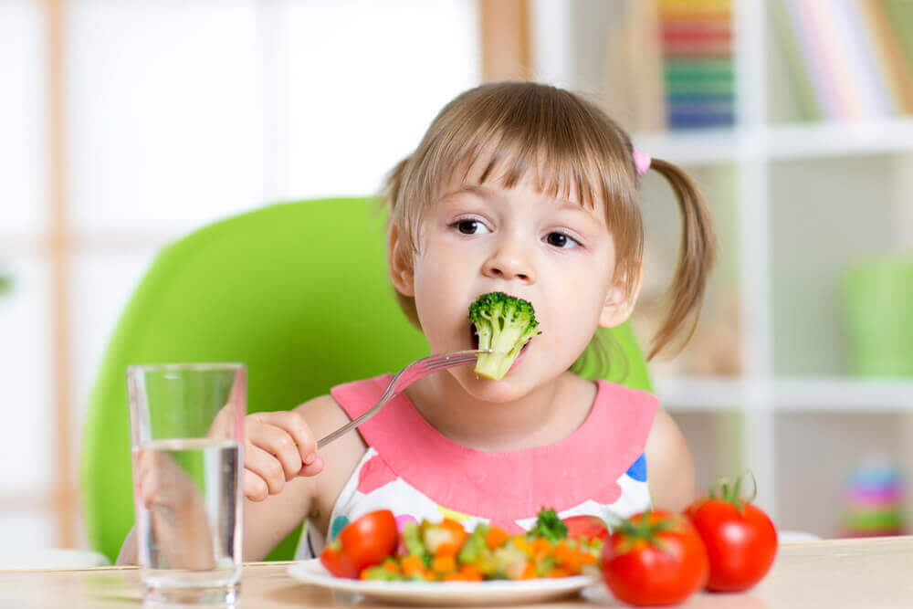 Minerales y vitaminas esenciales para los dientes y encías de los niños.