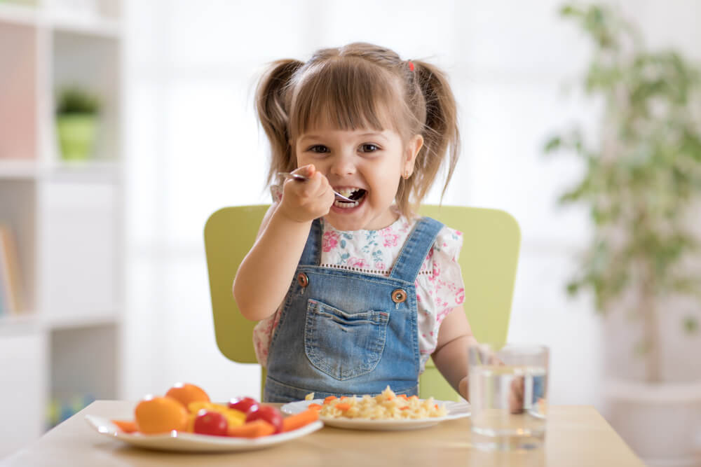 Cinco alimentos primaverales para promover dientes sanos en los niños