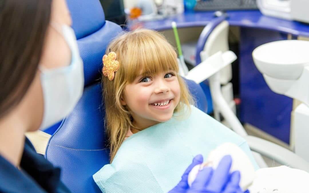 7 consejos para hacer que las visitas al dentista sean divertidas y sin miedo para los niños