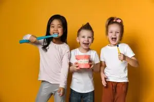 Sonrisas brillantes para los más pequeños: La importancia de la odontología infantil