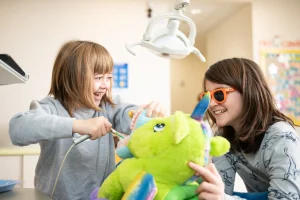 Empoderando las pequeñas sonrisas: la importancia de la odontología pediátrica en el desarrollo de la primera infancia