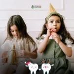 Dos niños celebrando con gorritos de fiesta