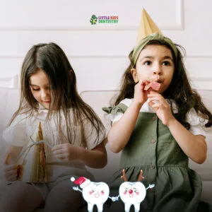 Dos niños celebrando con gorritos de fiesta