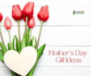 Tulipanes rojos con decoración en forma de corazón