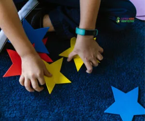 Niño acomodando figuras de estrellas de colores