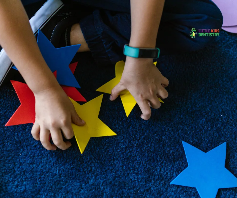 Niño acomodando figuras de estrellas de colores