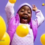 Niño jugando feliz con pelotas